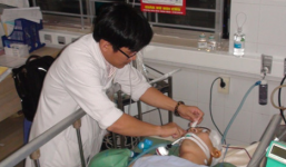 Mang súng ra bàn luận trong lúc nhậu, một người bị đạn bắn xuyên đầu