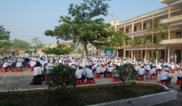 Hiệu trưởng đình chỉ 3 học sinh tè bậy:'Các em xúc phạm bôi xấu tôi'