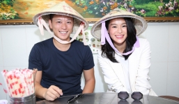 Vợ chồng Hồ Hạnh Nhi đội nón lá đi ăn phở Việt
