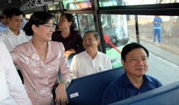 Bí thư Đinh La Thăng trải nghiệm xe buýt mới tại huyện Cần Giờ