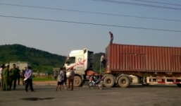 Dùng tay không gỡ dây điện, tài xế xe container bị điện giật tử vong 