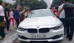 Hà Nội: Bố đập vỡ kính xe BMW giải cứu con gái mắc kẹt bên trong