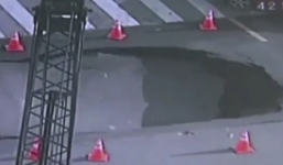 Clip khoảnh khắc mặt đường bất ngờ sụp thành hố tử thần
