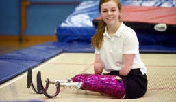 Màn biểu diễn lộn trên đệm lò xo hoàn hảo của cô bé bị cụt tứ chi