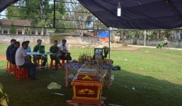 Mang quan tài con trai đặt trước cổng đám cưới ở Nghệ An