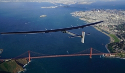 Máy bay năng lượng mặt trời vượt Thái Bình Dương thành công