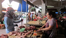 Thịt lợn đắt giá vẫn cháy hàng vì người dân tránh cá biển