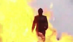 Video: Cô gái bước đi giữa bom đạn vẫn không hề xây xước