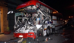 Hơn 30 hành khách kêu cứu trong xe khách giường nằm nát tươm