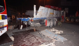 Video: Hiện trường vụ xe khách tông xe tải, 4 người thương vong