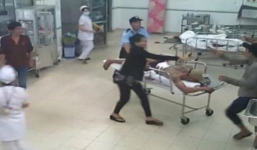 Chém nhau ngoài đường, vào viện lại tấn công bằng ghế