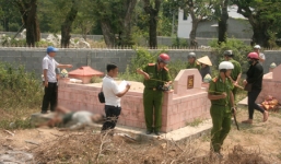 Phát hiện thi thể người đàn ông cạnh ngôi mộ