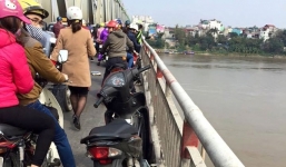 Thiếu nữ nhảy cầu Chương Dương tự tử được cứu sống