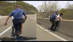 Video: Cảnh sát lao ra cứu người đàn ông nhảy cầu tự tử