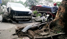 'Xế hộp' Lexus RX 350 biến dạng sau khi đâm gãy đôi cây phượng