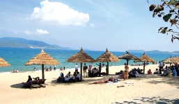 Các tour du lịch biển vùng cá chết hàng loạt vẫn 'đắt' khách dịp 30/4 - 1/5