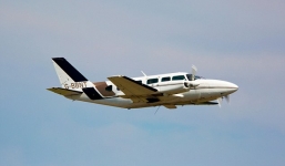 Hai máy bay suýt đâm nhau khi phi công túi nhặt túi nôn cho khách