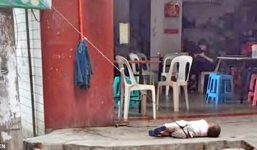 Trói cháu trước cửa hàng do không có tiền gửi nhà trẻ