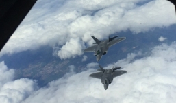 Mỹ điều F-22 tới Biển Đen sau vụ tàu chiến bị máy bay Nga áp sát