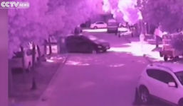 Video: Mẹ mải dùng điện thoại, bé 2 tuổi bị ôtô cán tử vong