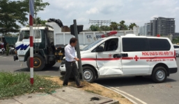 Xe cấp cứu đang chở bé trai 6 tuổi bị xe ben húc văng