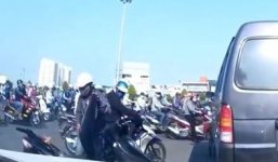 Nam thanh niên luống cuống vì cốp xe máy bất ngờ bốc cháy