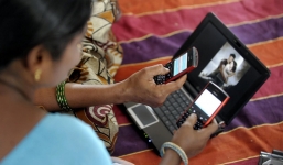 Ấn Độ: Điện thoại phải có nút báo động tránh yêu râu xanh