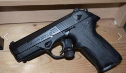 Mỹ: Bé trai 2 tuổi nghịch súng bắn mẹ tử vong