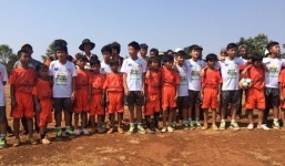 'Đàn em' Công Phượng đá giao hữu ở sân cực xấu