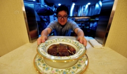 Tròn mắt với bát mì bò giá gần 7 triệu đồng