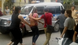 Người phụ nữ bị đổ xăng đốt khi đang uống cà phê