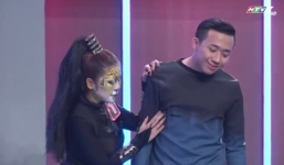 Trấn Thành 'đứng hình' vì bị người đẹp 'sàm sỡ' trước mặt Hari Won