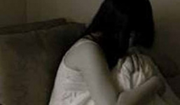 'Yêu râu xanh' dùng tay bịt miệng cô gái để giở trò đồi bại