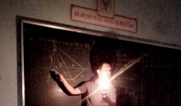 Thầy giáo cầm đèn dầu dạy học gây xúc động mạnh trên mạng xã hội