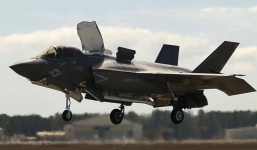 Video: Xem tiêm kích F-35B của Anh xé gió, thả bom