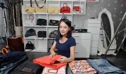 Hot girl 9X kiếm hơn 30 triệu/tháng nhờ gấp quần áo thuê