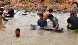 Hàng trăm người đổ xô tìm vàng trên sông Pô Kô