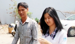 Cảm động câu chuyện người cha gần 20 năm dạy con gái bị câm điếc tập nói