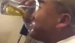 Kỳ lạ người đàn ông uống bia bằng mũi