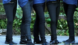 Nam sinh bị cấm mặc quần ôm tới trường