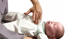 Bé gái 1 tuổi tử vong nghi do sặc cháo tại nhà giữ trẻ