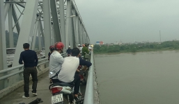 Tìm thấy thi thể người mẹ ôm con nhảy cầu Bến Thủy tự tử