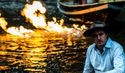 Dòng sông bốc cháy khi châm lửa đốt