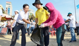 Bí thư Vũng Tàu ra biển gom rác, vận động du khách không ăn nhậu 