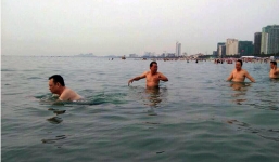 Cán bộ Đà Nẵng xuống biển tắm: 'Thật tuyệt vời'