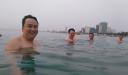 Cán bộ Đà Nẵng đồng loạt tắm biển khẳng định nước không ô nhiễm