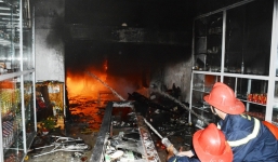 Cháy dữ dội tại cơ sở sản xuất tinh dầu tràm