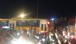 Quốc lộ 5 ùn tắc kinh hoàng khi dòng người ùn ùn rời Thủ đô