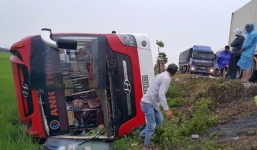 Lật xe giường nằm, bé ba tuổi tử vong