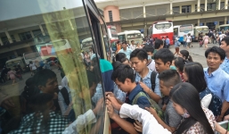 Giao thông Hà Nội tê liệt vì dòng người đổ về quê nghỉ lễ